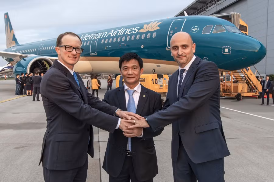 Phó Tổng giám đốc Nguyễn Thái Trung cùng đại diện nhà sản xuất Airbus chúc mừng chiếc A321neo đầu tiên gia nhập đội bay của Vietnam Airlines. (Ảnh: VNA cung cấp)