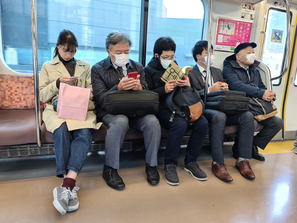 Người Nhật đeo khẩu trang phòng chống dịch COVID-19. (Nguồn: Vietnam+)