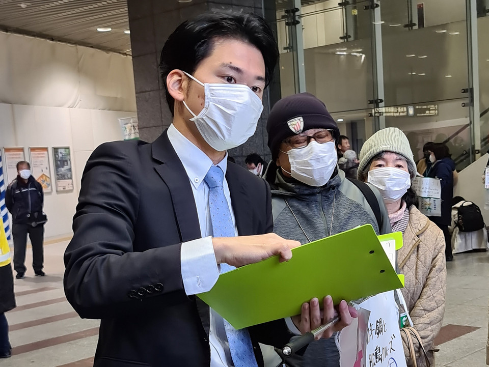 Người Nhật đeo khẩu trang phòng chống dịch COVID-19. (Nguồn: Vietnam+)