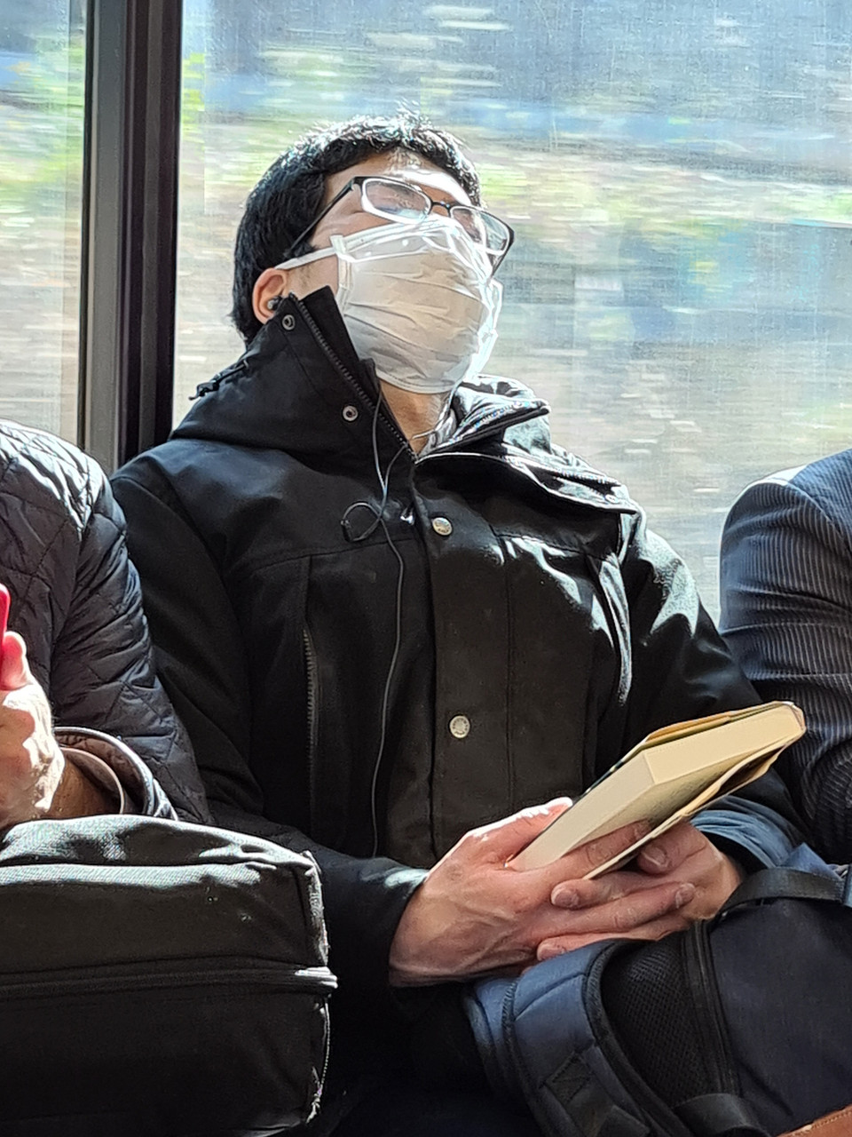 Người Nhật đeo khẩu trang phòng chống dịch COVID-19. (Nguồn: Vietnam+)