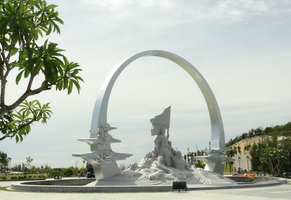 Tượng đài 'Những người nằm lại phía chân trời'. (Ảnh: Nguyên Lý/Vietnam+)