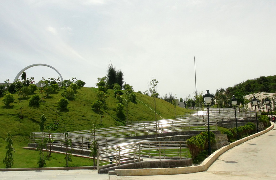 Đường dành cho người khuyết tật lên tượng đài 'Những người nằm lại phía chân trời'. (Ảnh: Nguyên Lý/Vietnam+)