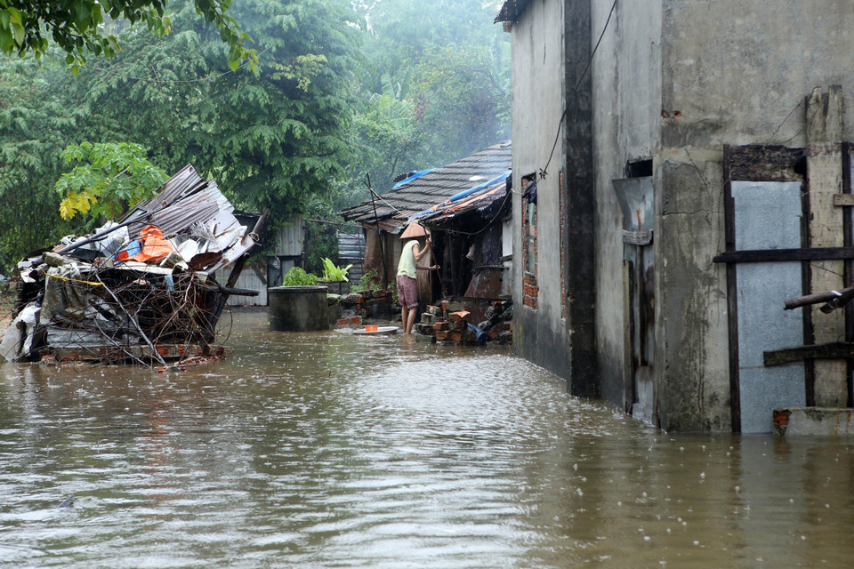Nhà của người dân thôn Trung Sơn, xã Hòa Liên, huyện Hòa Vang bị ngập trong nước và khu dân cư bị chia cắt với bên ngoài. (Ảnh: Trần Lê Lâm/TTXVN)