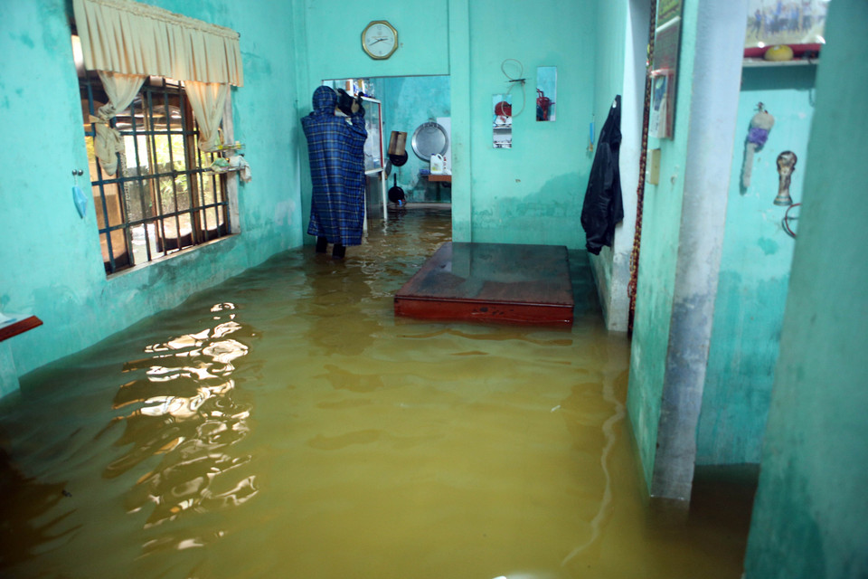 Nhà của người dân thôn Trung Sơn, xã Hòa Liên, huyện Hòa Vang bị ngập trong nước và khu dân cư bị chia cắt với bên ngoài. (Ảnh: Trần Lê Lâm/TTXVN)