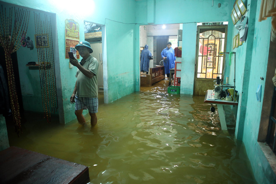 Nhà của người dân thôn Trung Sơn, xã Hòa Liên, huyện Hòa Vang bị ngập trong nước và khu dân cư bị chia cắt với bên ngoài. (Ảnh: Trần Lê Lâm/TTXVN)