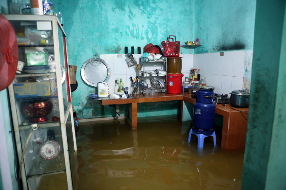 Nhà của người dân thôn Trung Sơn, xã Hòa Liên, huyện Hòa Vang bị ngập trong nước và khu dân cư bị chia cắt với bên ngoài. (Ảnh: Trần Lê Lâm/TTXVN)