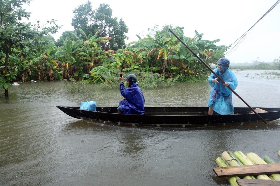 Người dân thôn Trung Sơn, xã Hòa Liên, huyện Hòa Vang phải di chyển bằng thuyền để ra ngoài mua thực phẩm. (Ảnh: Trần Lê Lâm/TTXVN)