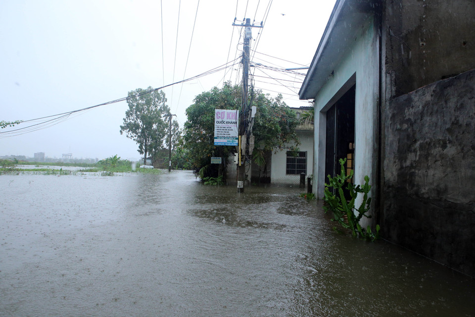 Khu vực dân cư thôn Trung Sơn, xã Hòa Liên, huyện Hòa Vang bị ngập sâu trong nước và chia cắt với bên ngoài. (Ảnh: Trần Lê Lâm/TTXVN)