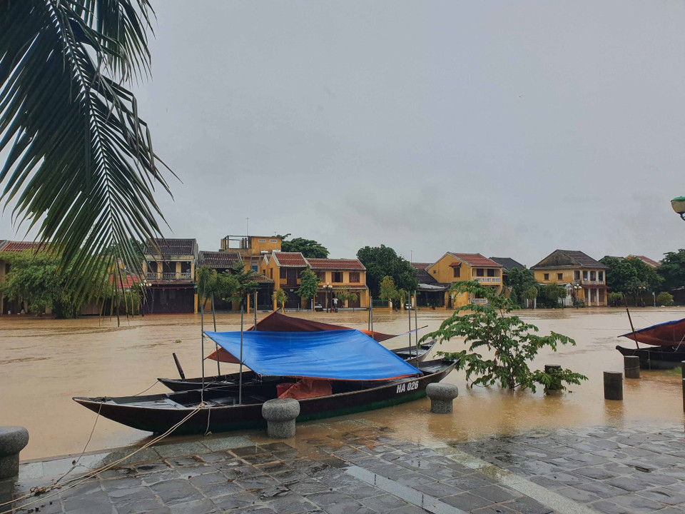 Nước sông Hoài dâng cao gây ra tình trạng ngập sâu ở nhiều nơi trong thành phố Hội An. (Ảnh: Hữu Trung/TTXVN)