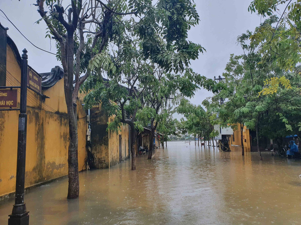 Đường Hoàng Văn Thụ, nơi có nhiều di tích lịch sử văn hóa bị ngập sâu trong nước lũ. (Ảnh: Hữu Trung/TTXVN)