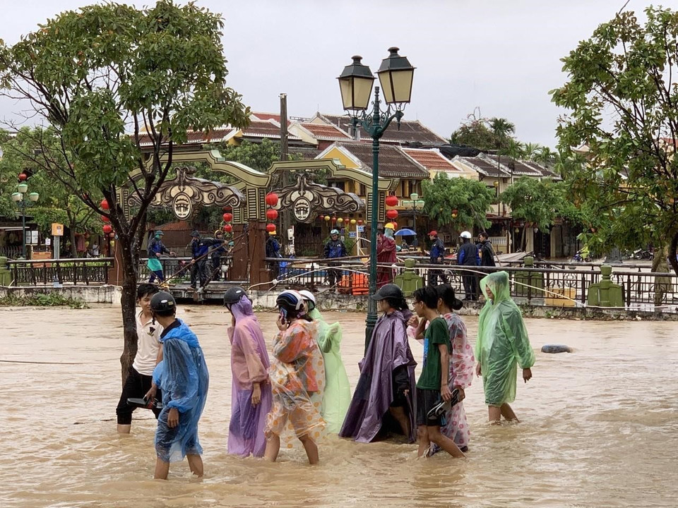 Nước sông Hoài dâng cao gây ra tình rạng ngập sâu ở nhiều nơi trong thành phố Hội An. (Ảnh: Hữu Trung/TTXVN)