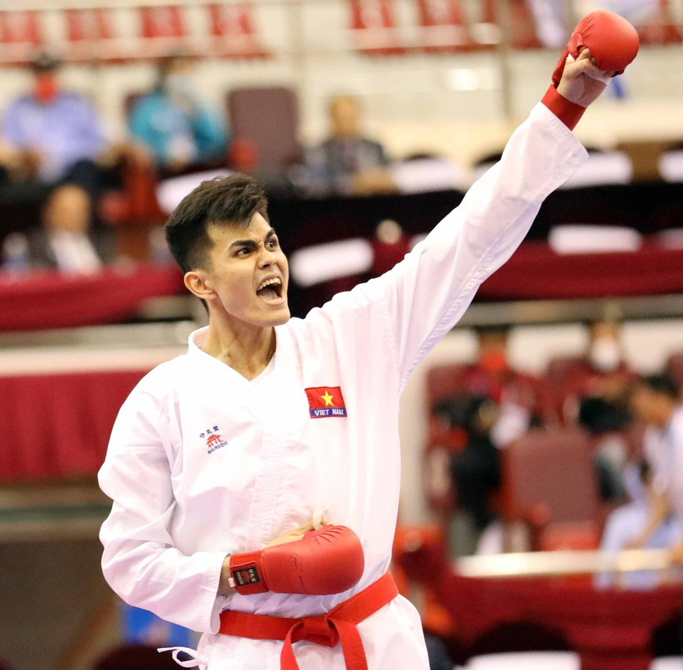 Vận động viên Đỗ Thành Nhân giành Huy chương Vàng môn Karate nội dung Kumite, hạng cân dưới 84kg. (Ảnh: TTXVN)