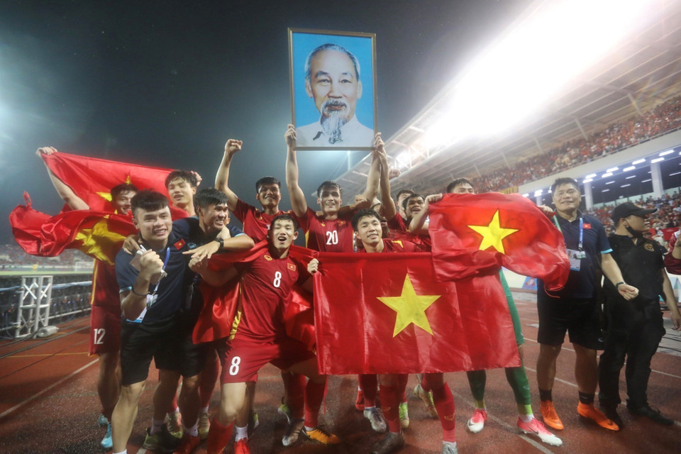 Đội tuyển U23 Việt Nam giành Huy chương Vàng SEA Games 31 môn Bóng đá nam sau khi đánh bại U23 Thái Lan. 