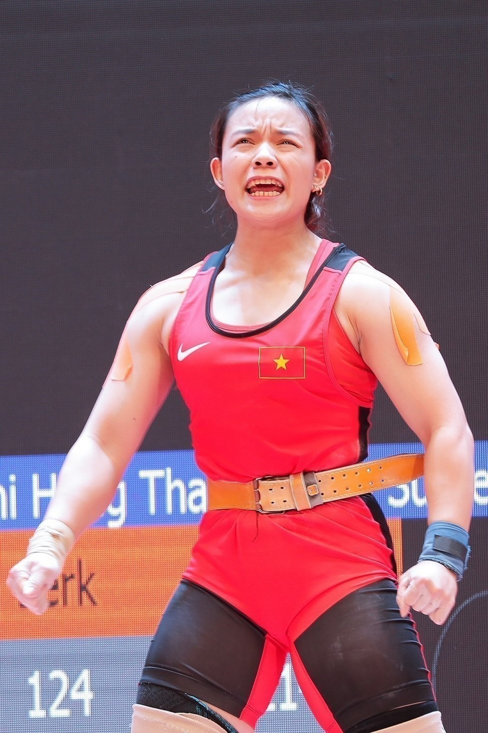 Vận động viên Phạm Thị Hồng Thanh giành Huy chương Vàng môn Cử tạ hạng cân 64kg, phá 3 kỷ lục SEA Games. (Ảnh: TTXVN)