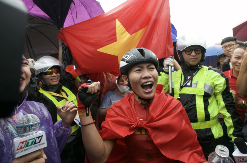 Vận động viên Nguyễn Thị Thật giành Huy chương Vàng môn Xe đạp, nội dung Xuất phát đồng hành cá nhân nữ. (Ảnh: TTXVN)