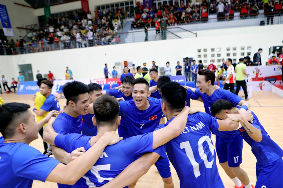 Đội tuyển Bóng ném trong nhà nam Việt Nam giành Huy chương Vàng tại SEA Games 31. (Ảnh: TTXVN)