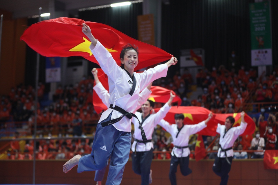 Đội tuyển Taekwondo Việt Nam giành Huy chương Vàng nội dung Quyền sáng tạo đồng đội trong ngày đầu ra quân tại SEA Games 31. (Ảnh: TTXVN)