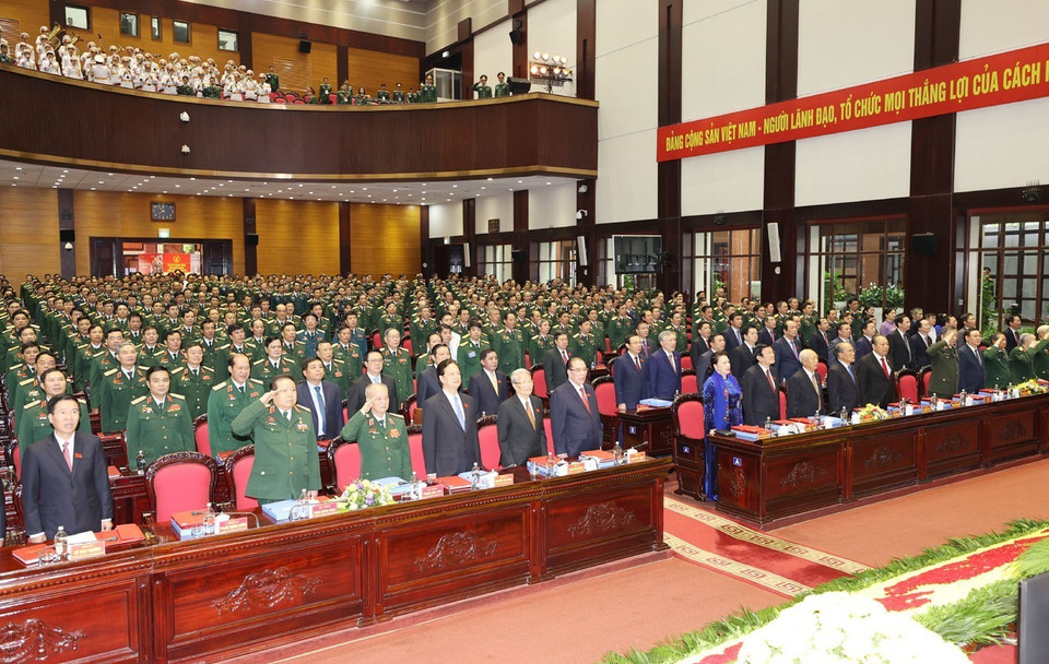 Đại biểu thực hiện nghi thức chào cờ. (Ảnh: Trí Dũng/TTXVN)