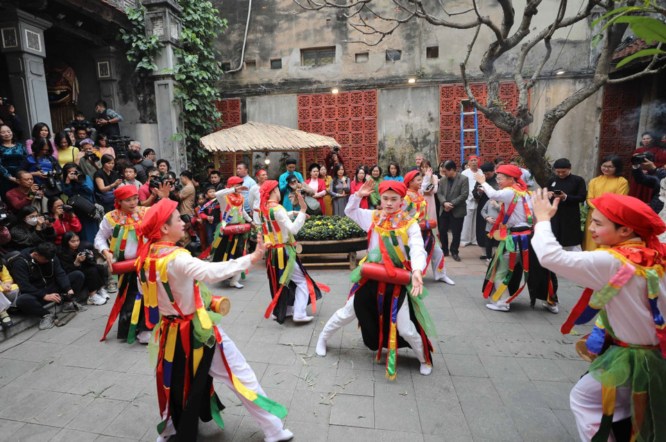 Biểu diễn điệu múa "Con đĩ đánh bồng". (Ảnh: Thanh Tùng/TTXVN)