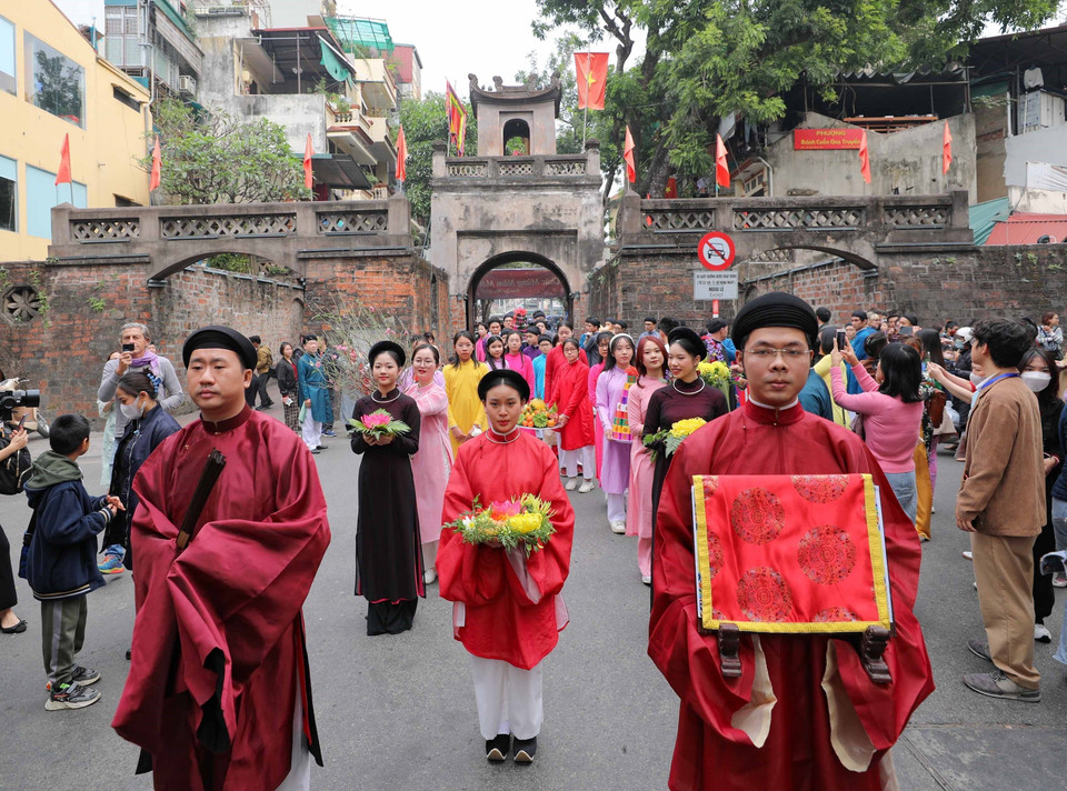 Đoàn rước dâng lễ cửa Đình từ Ngôi nhà di sản (87 Mã Mây) đi qua một số tuyến phố và dâng lễ tại đình Kim Ngân. (Ảnh: Thanh Tùng/TTXVN)