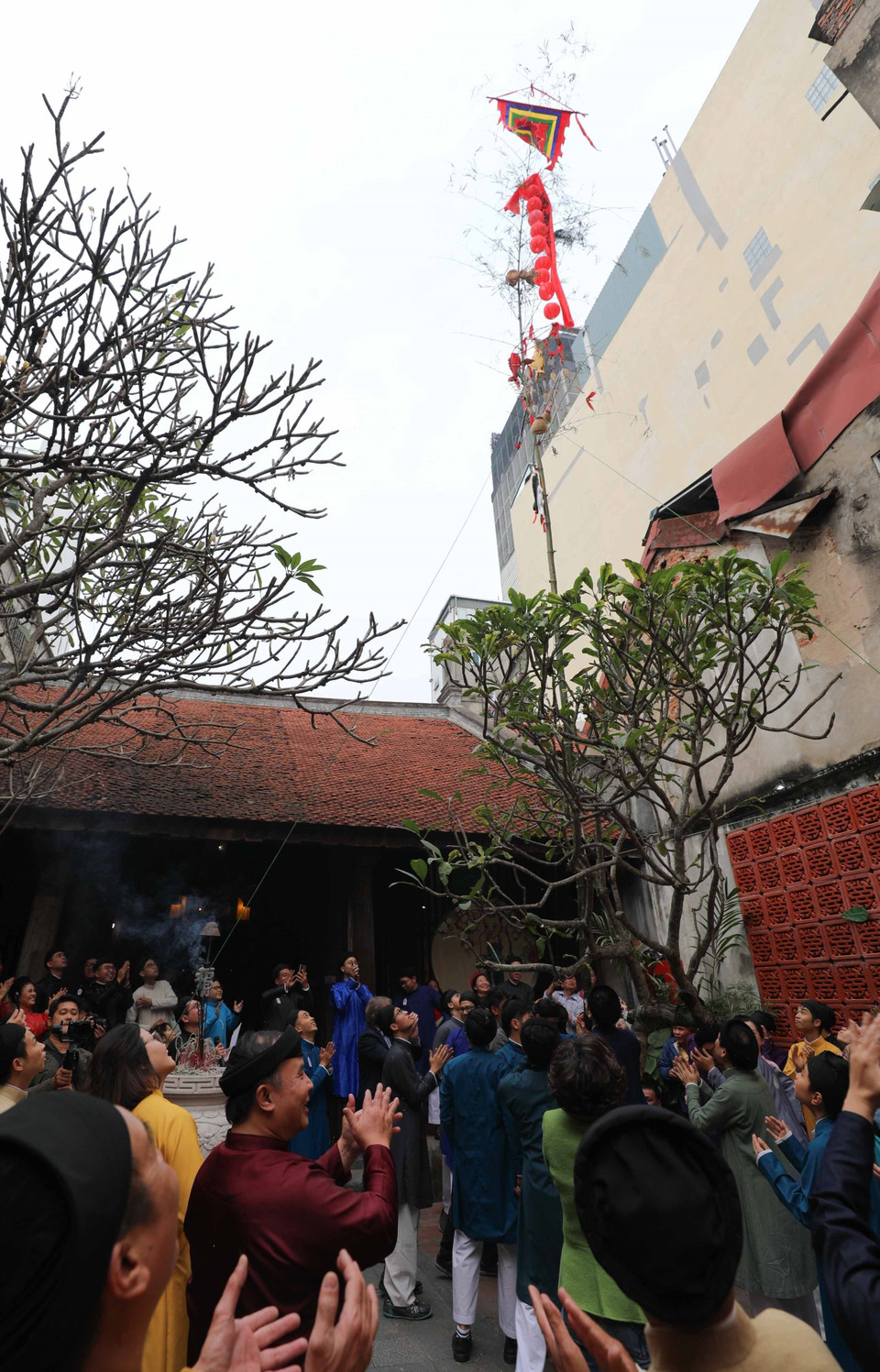 Lễ dựng cây nêu ngày Tết tại đình Kim Ngân. (Ảnh: Thanh Tùng/TTXVN)