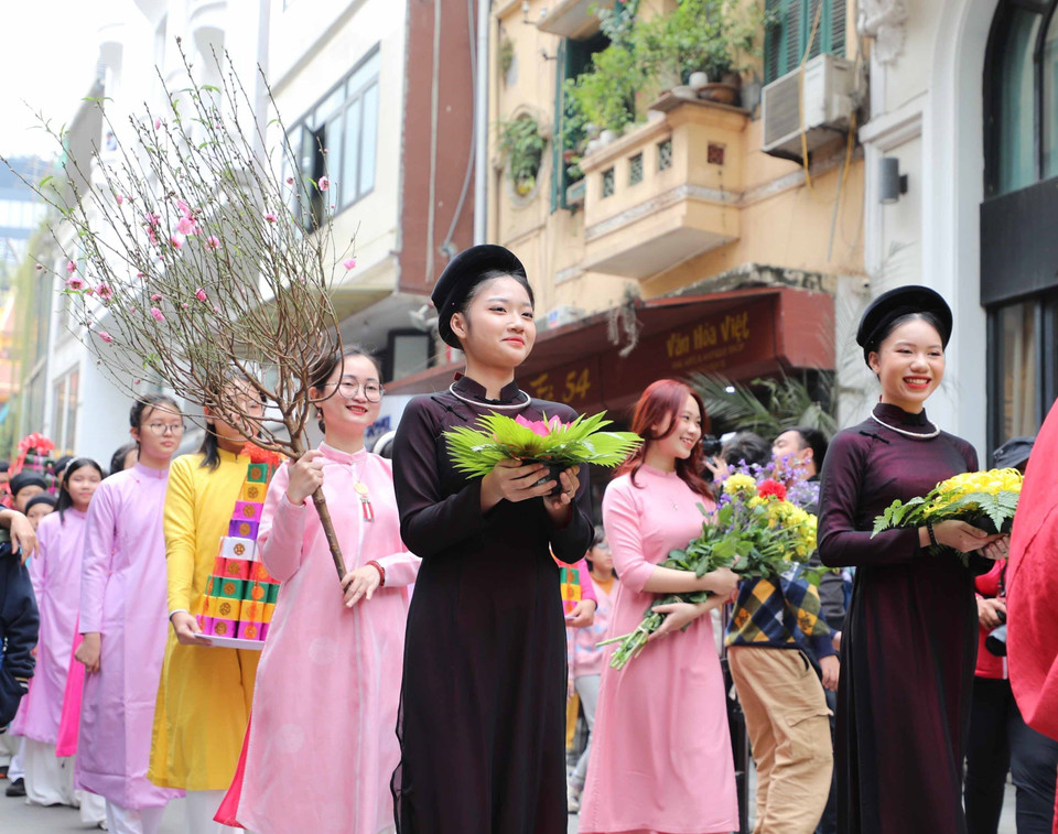 Đoàn rước dâng lễ cửa Đình từ Ngôi nhà di sản (87 Mã Mây) đi qua một số tuyến phố và dâng lễ tại đình Kim Ngân. (Ảnh: Thanh Tùng/TTXVN)