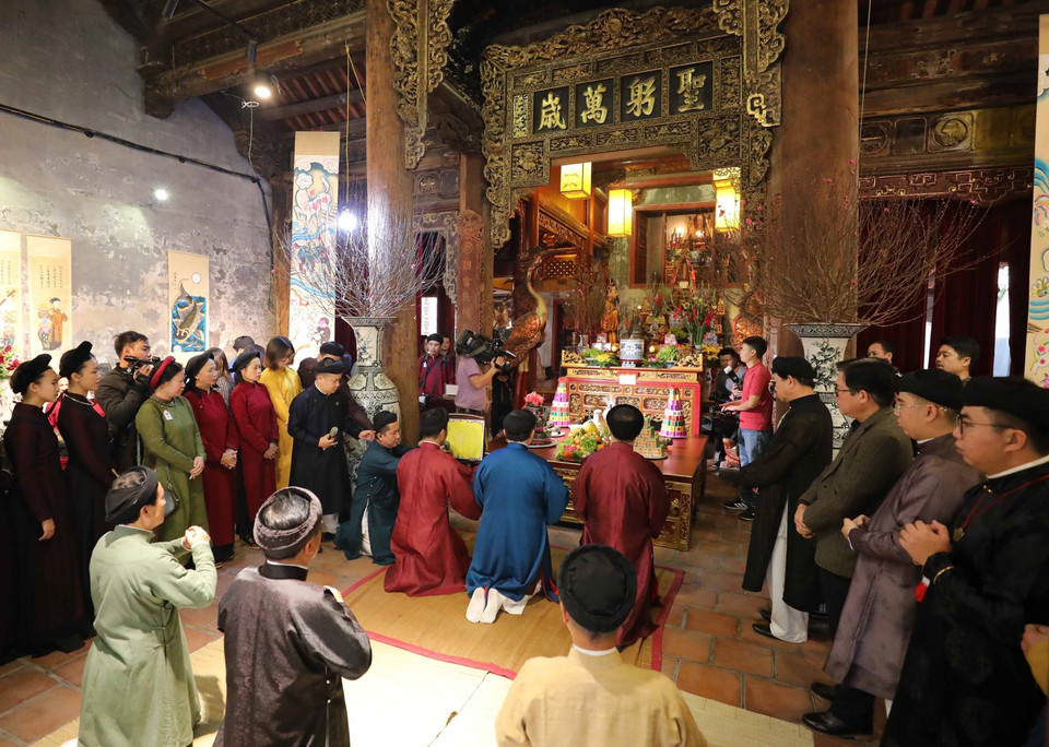 Lễ cáo yết Thành hoàng và cúng Tổ nghề được thực hiện tại đình Kim Ngân. (Ảnh: Thanh Tùng/TTXVN)