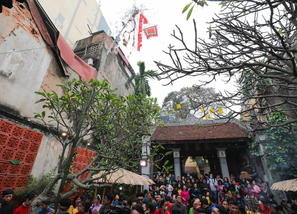 Lễ dựng cây nêu ngày Tết tại đình Kim Ngân. (Ảnh: Thanh Tùng/TTXVN)