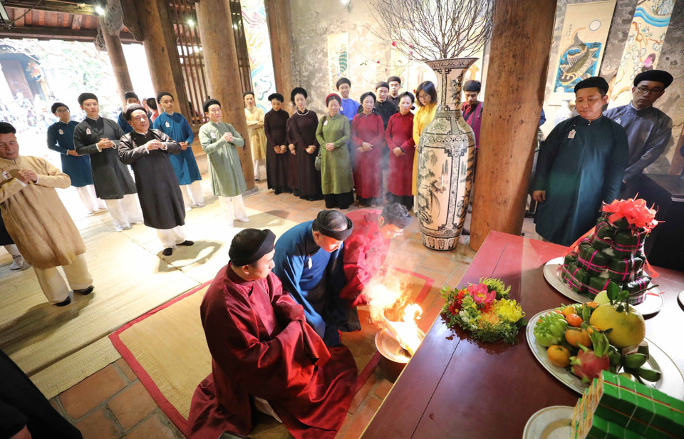 Lễ cáo yết Thành hoàng và cúng Tổ nghề được thực hiện tại đình Kim Ngân. (Ảnh: Thanh Tùng/TTXVN)