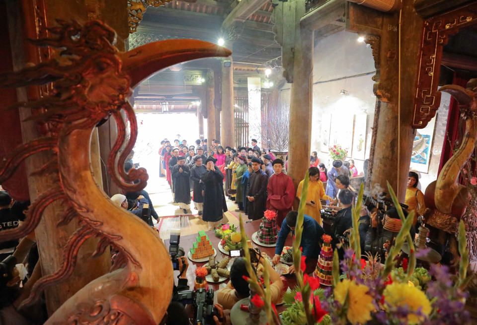 Lễ cáo yết Thành hoàng và cúng Tổ nghề được thực hiện tại đình Kim Ngân. (Ảnh: Thanh Tùng/TTXVN)