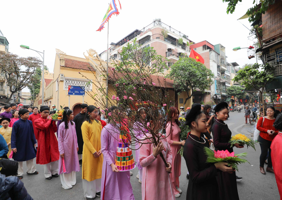 Đoàn rước dâng lễ cửa Đình từ Ngôi nhà di sản (87 Mã Mây) đi qua một số tuyến phố và dâng lễ tại đình Kim Ngân. (Ảnh: Thanh Tùng/TTXVN)