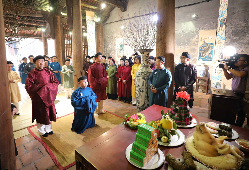 Lễ cáo yết Thành hoàng và cúng Tổ nghề được thực hiện tại đình Kim Ngân. (Ảnh: Thanh Tùng/TTXVN)