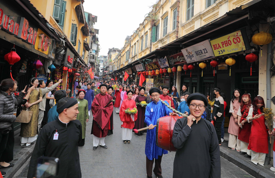 Đoàn rước dâng lễ cửa Đình từ Ngôi nhà di sản (87 Mã Mây) đi qua một số tuyến phố và dâng lễ tại đình Kim Ngân. (Ảnh: Thanh Tùng/TTXVN)