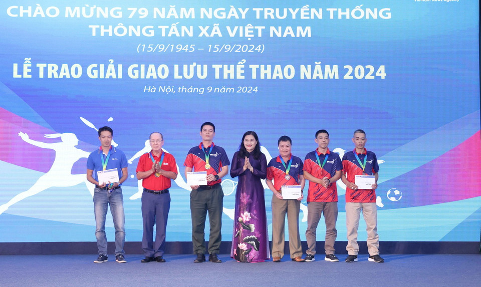 Phó Tổng Giám đốc TTXVN Nguyễn Thị Sự trao giải môn Bóng bàn đôi nam cho các vận động viên. (Ảnh: Phương Hoa/TTXVN)