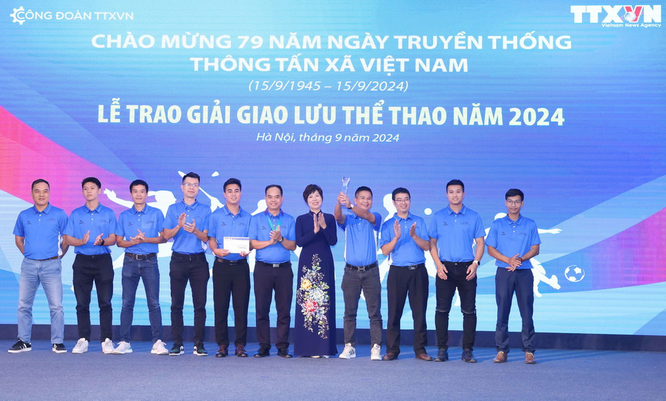 Tổng Giám đốc TTXVN Vũ Việt Trang trao giải Nhất môn bóng đá cho Liên quân Báo Thể thao&văn hóa và Trung tâm Hợp tác quốc tế VNA8. (Ảnh: Phương Hoa/TTXVN)