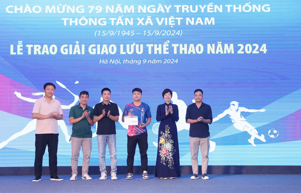 Tổng Giám đốc TTXVN Vũ Việt Trang trao giải Nhì môn bóng đá cho Đội Truyền hình Thông tấn. (Ảnh: Phương Hoa/TTXVN)
