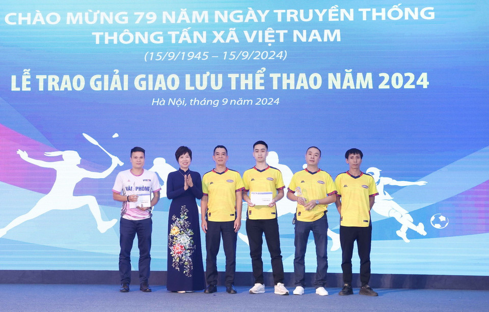 Tổng Giám đốc TTXVN Vũ Việt Trang trao giải Ba môn bóng đá cho Đội Văn phòng và Công ty in Thương mại. (Ảnh: Phương Hoa/TTXVN)