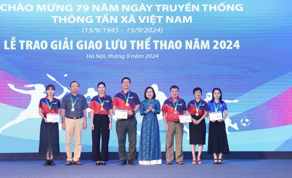 Phó Tổng Giám đốc TTXVN Đoàn Thị Tuyết Nhung trao giải môn bóng bàn đôi nam nữ cho các vận động viên. (Ảnh: Phương Hoa/TTXVN)