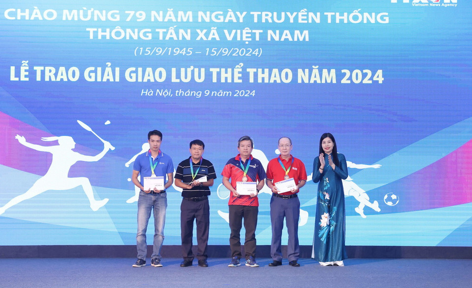 Phó Bí thư Thường trực Đảng ủy TTXVN Đỗ Thị Trang trao giải môn Bóng bàn đơn nam cho các vận động viên. (Ảnh: Phương Hoa/TTXVN)