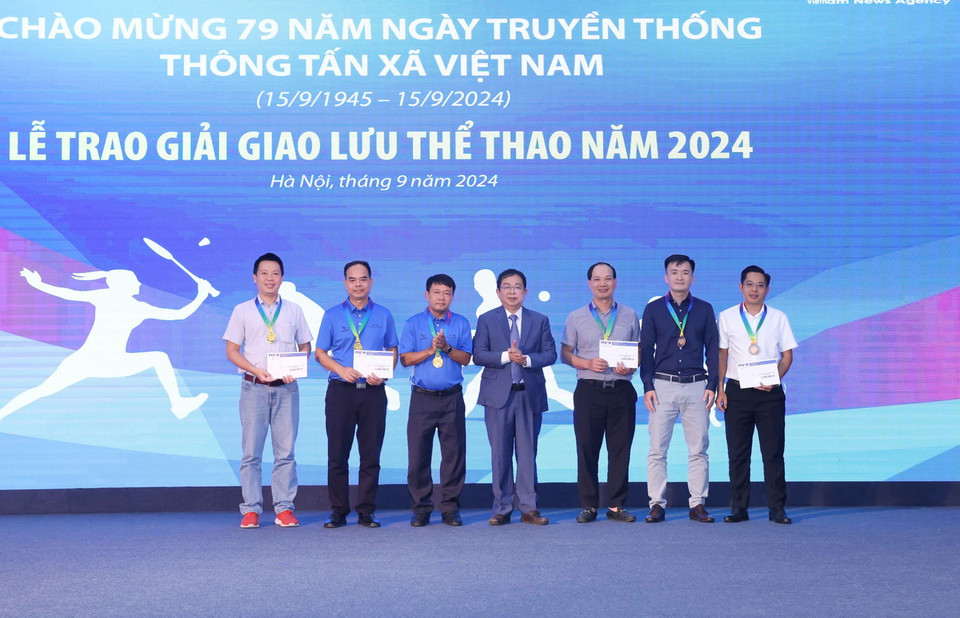 Phó Tổng Giám đốc TTXVN Nguyễn Tuấn Hùng trao giải môn Quần vợt đôi nam cho các vận động viên. (Ảnh: Phương Hoa/TTXVN)