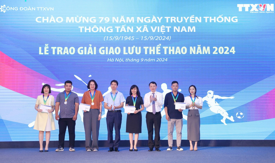 Chủ tịch Công đoàn TTXVN Đỗ Mạnh Chiến trao giải môn Cầu lông đôi nam nữ cho các vận động viên. (Ảnh: Phương Hoa/TTXVN)
