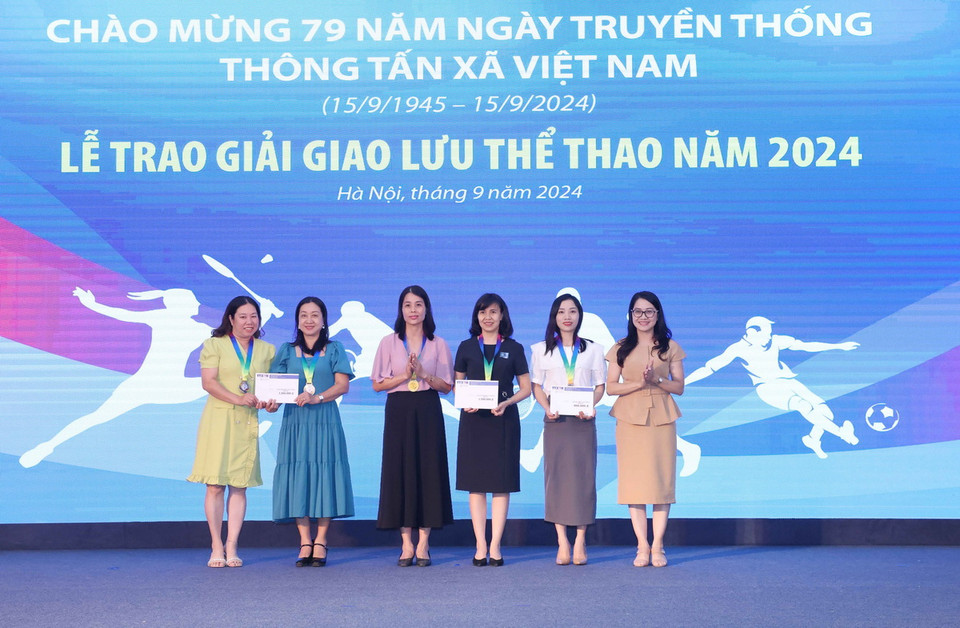 Trưởng Ban Nữ công Công đoàn TTXVN Nguyễn Thị Ngọc Anh trao giải môn Cầu lông đôi nữ cho các vận động viên. (Ảnh: Phương Hoa/TTXVN)
