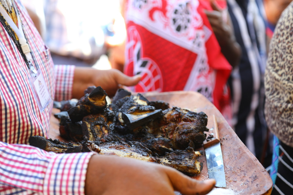 Món bò nướng truyền thống tại lễ đăng quang. (Ảnh: Hồng Minh/TTXVN)