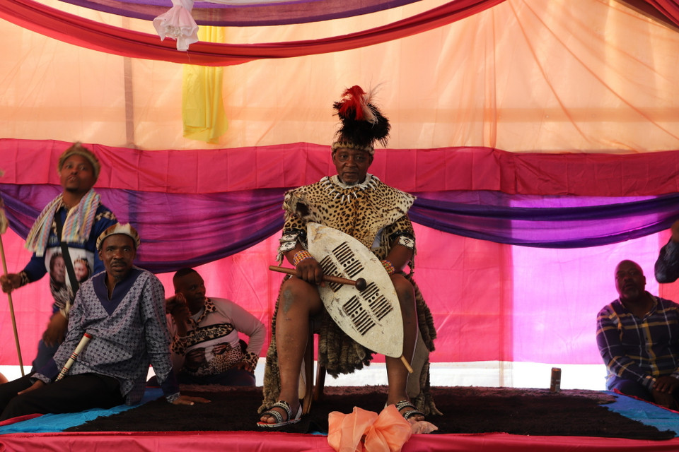 Inkosi Paseka Mzizi khoác lên mình chiếc áo da báo, biểu tượng của lãnh đạo truyền thống tại Nam Phi. (Ảnh: Hồng Minh/TTXVN)