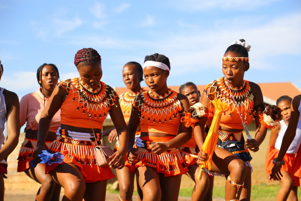 Một điệu nhảy chào mừng quý khách đến buổi lễ đăng quang.(Ảnh: Hồng Minh/TTXVN)