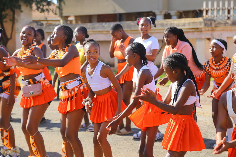 Các bé gái trong những bộ quần áo sặc sỡ nhảy múa tại lễ đăng quang. (Ảnh: Hồng Minh/TTXVN)