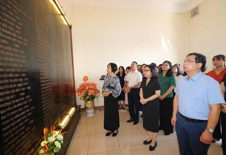 Tổng Giám đốc TTXVN Vũ Việt Trang và đại biểu xem bảng ghi danh các liệt sỹ TTXVN qua các thời kỳ. (Ảnh: Trọng Đức/TTXVN)