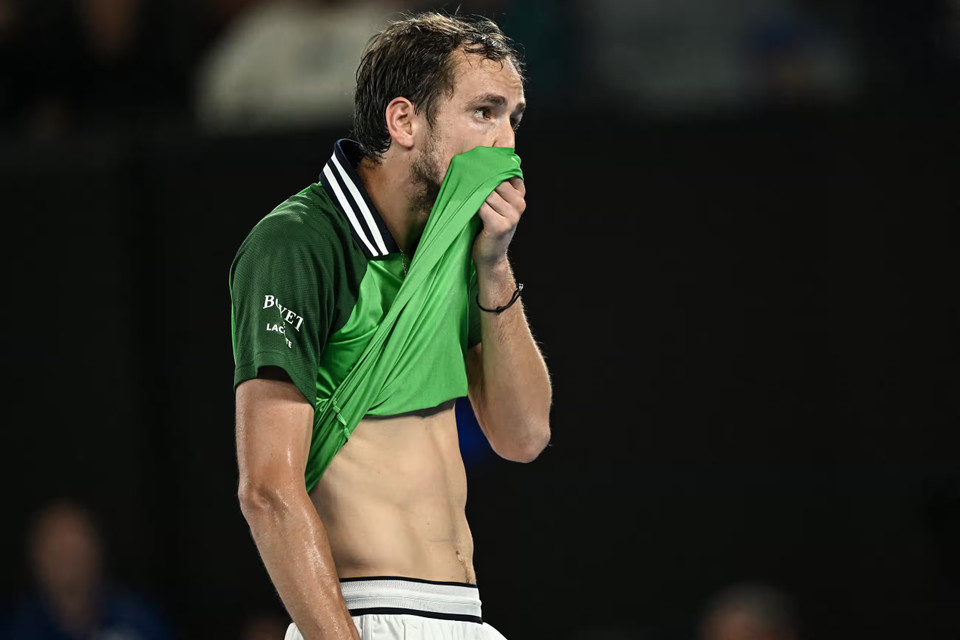 Medvedev chỉ còn bất lực nhìn đối thủ vùng lên và phải bước vào set 5. (Nguồn: Getty Images)