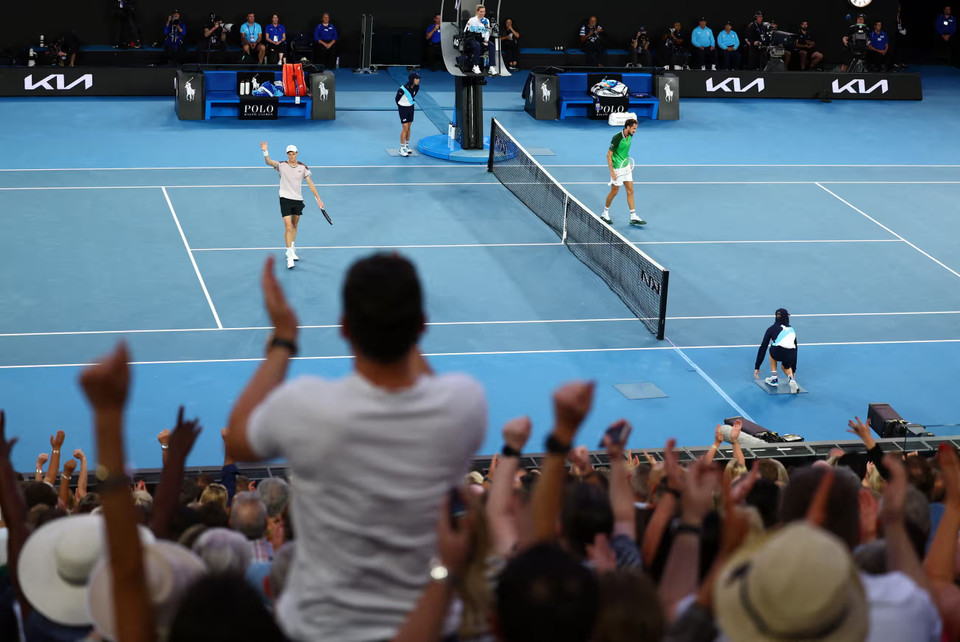 Sinner sau đó đã nhận được sự động viên lớn từ khán giả có mặt trên khán đài. (Nguồn: Getty Images)