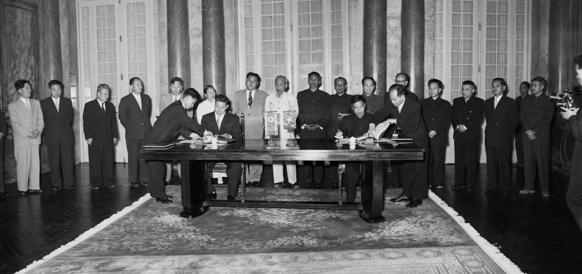 Phó Thủ tướng Phạm Hùng và Phó Thủ tướng Triều Tiên Nam Nhật ký kết Hiệp định mậu dịch giữa Việt Nam và Triều Tiên, ngày 2/12/1958, tại Hà Nội, trước sự chứng kiến của Chủ tịch Hồ Chí Minh và Thủ tướng Triều Tiên Kim Nhật Thành. (Ảnh: TTXVN)